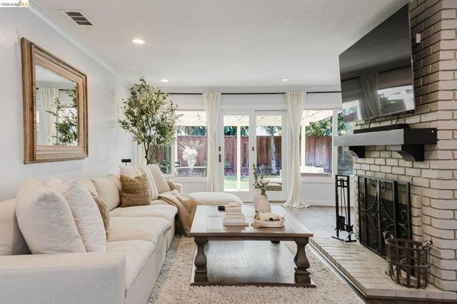 220 Yosemite Dr, Livermore, CA 94551
