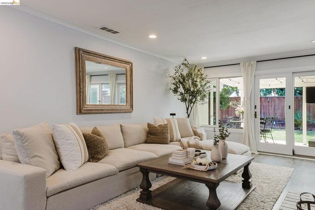 220 Yosemite Dr, Livermore, CA 94551