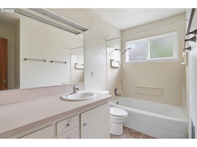 2556 TAYLOR Ave, Longview, WA 98632