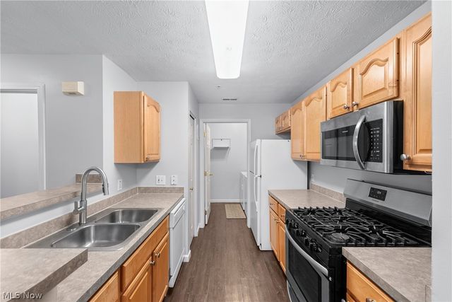 14821 Lenox Drive 221, Strongsville, OH 44136