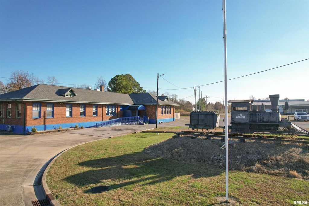 Image 2 of property listing at 1001 E MAIN Street, Salem, IL 62881