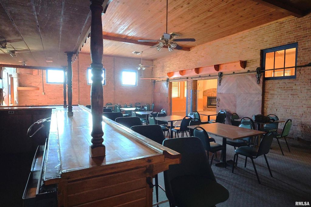 Image 11 of property listing at 1001 E MAIN Street, Salem, IL 62881