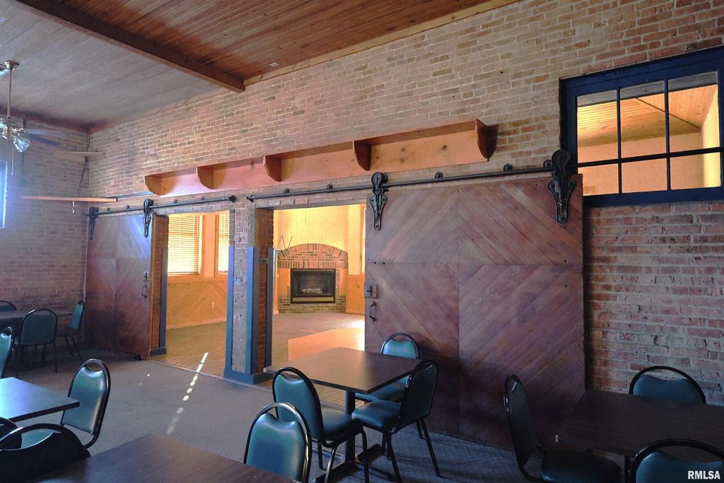 Image 13 of property listing at 1001 E MAIN Street, Salem, IL 62881