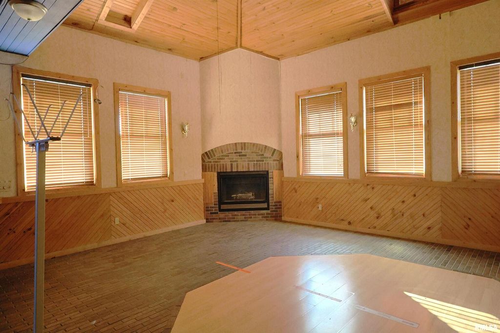 Image 14 of property listing at 1001 E MAIN Street, Salem, IL 62881