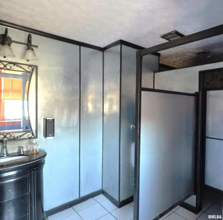 Image 15 of property listing at 1001 E MAIN Street, Salem, IL 62881