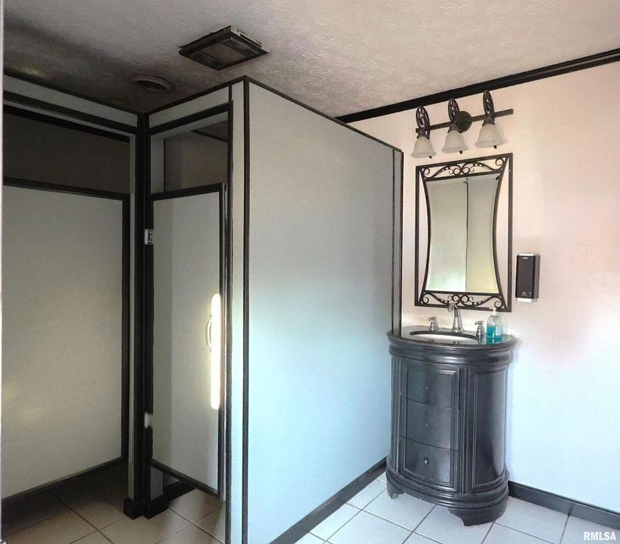 Image 16 of property listing at 1001 E MAIN Street, Salem, IL 62881