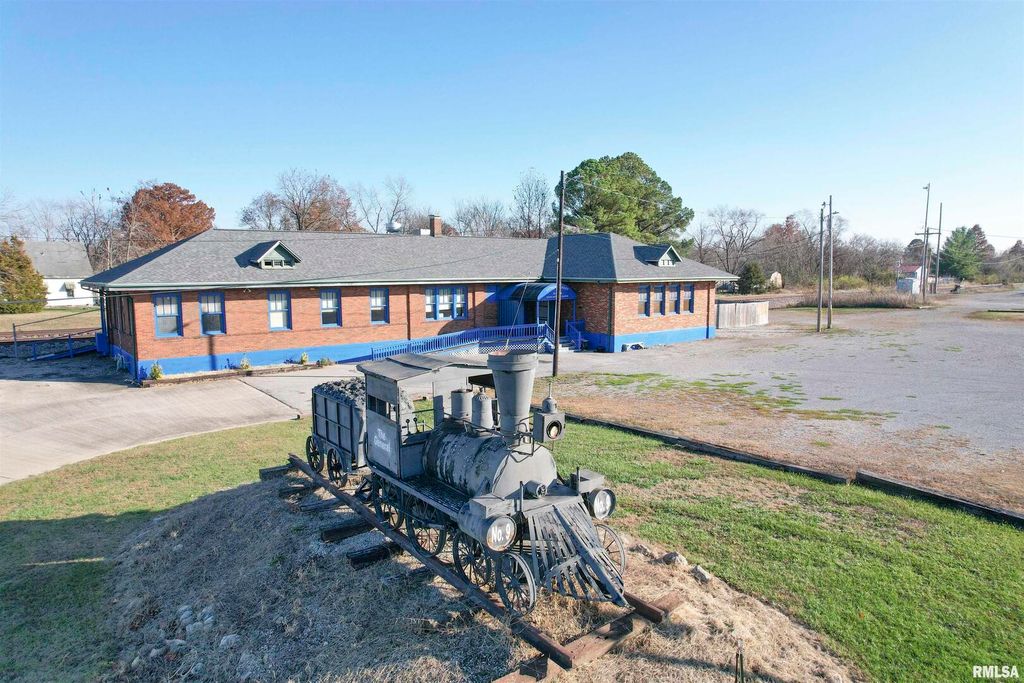 Image 3 of property listing at 1001 E MAIN Street, Salem, IL 62881