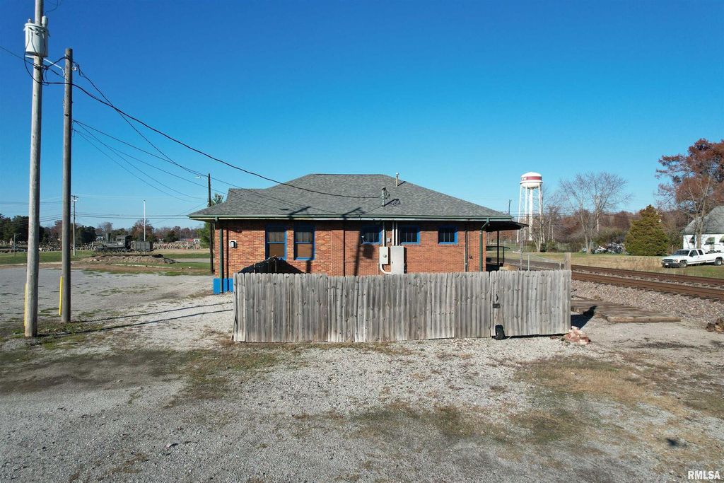 Image 28 of property listing at 1001 E MAIN Street, Salem, IL 62881