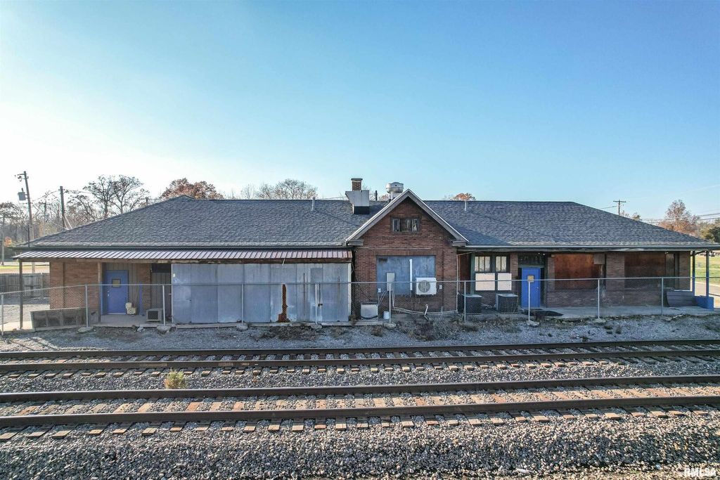 Image 29 of property listing at 1001 E MAIN Street, Salem, IL 62881