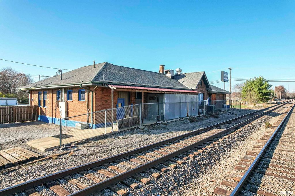 Image 30 of property listing at 1001 E MAIN Street, Salem, IL 62881