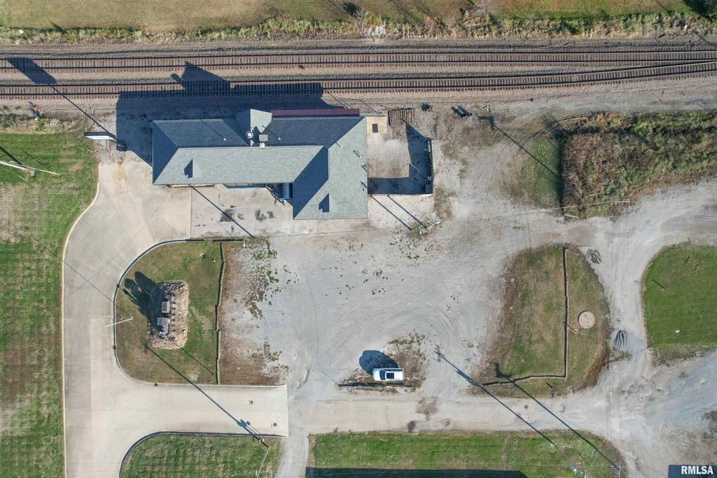 Image 31 of property listing at 1001 E MAIN Street, Salem, IL 62881