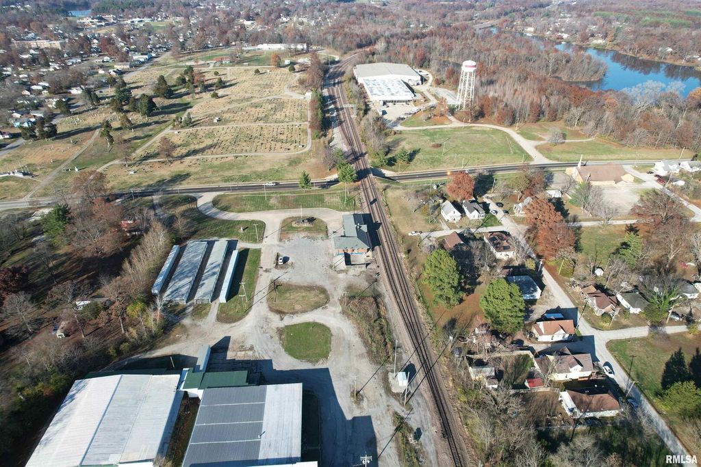 Image 5 of property listing at 1001 E MAIN Street, Salem, IL 62881