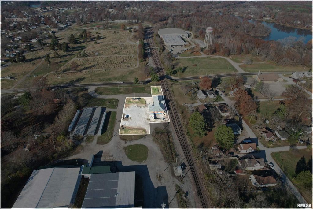 Image 6 of property listing at 1001 E MAIN Street, Salem, IL 62881