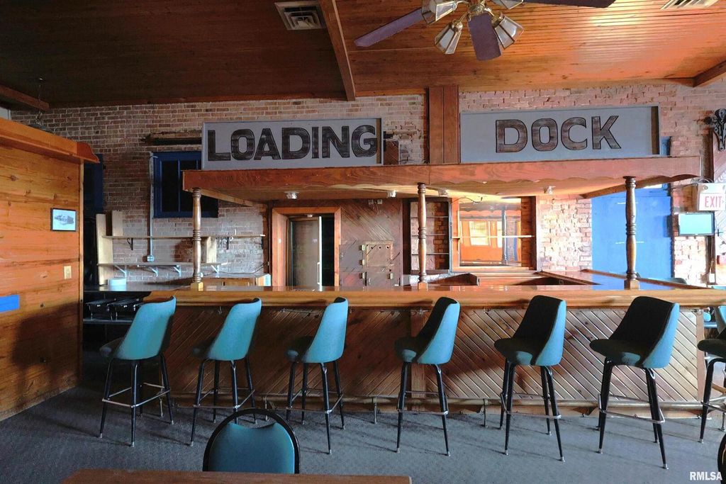 Image 7 of property listing at 1001 E MAIN Street, Salem, IL 62881