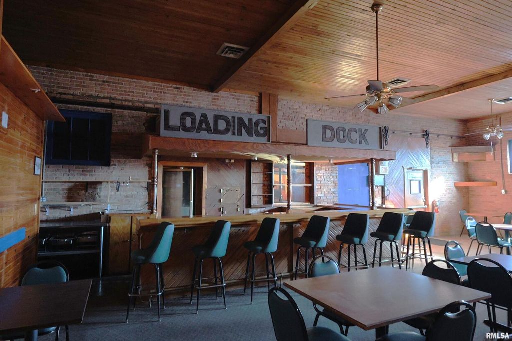 Image 8 of property listing at 1001 E MAIN Street, Salem, IL 62881