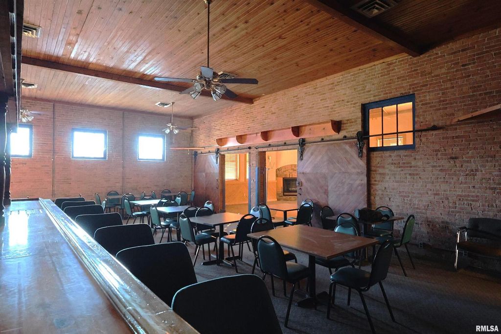 Image 10 of property listing at 1001 E MAIN Street, Salem, IL 62881