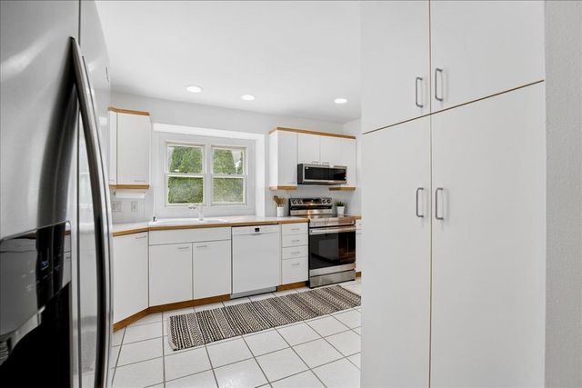 7850 E Oakbrook Circle, Madison, WI 53717