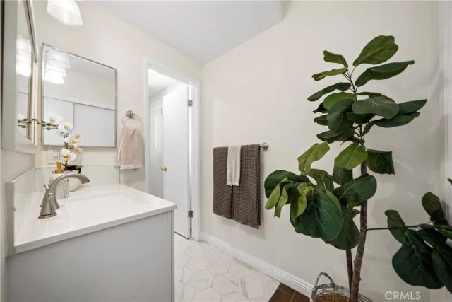1421 W Hall, Santa Ana, CA 92704