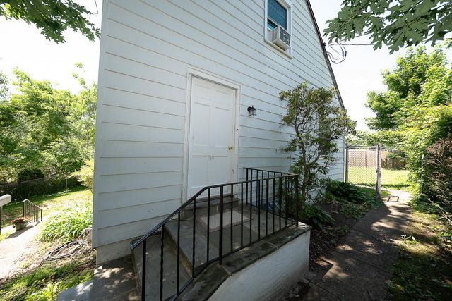 35 EASTWOOD RD, Berwyn, PA 19312