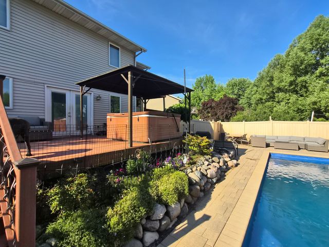 110 FALCON Way, Poplar Grove, IL 61065
