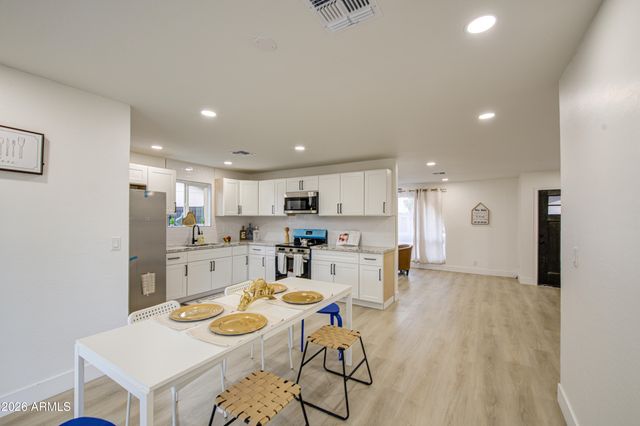 6427 W LAWRENCE Road, Glendale, AZ 85301