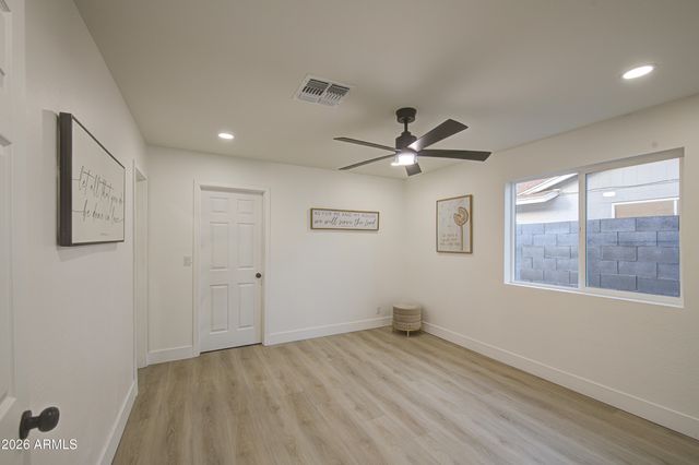 6427 W LAWRENCE Road, Glendale, AZ 85301