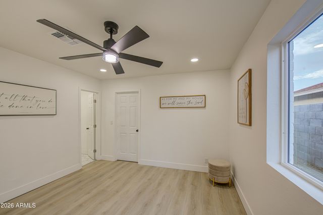 6427 W LAWRENCE Road, Glendale, AZ 85301