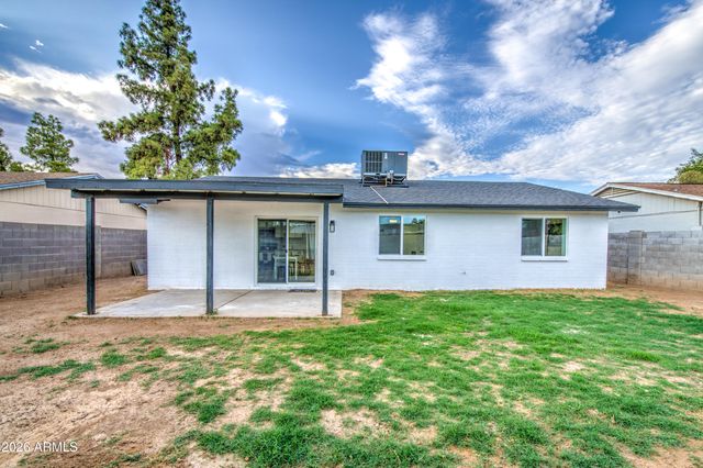 6427 W LAWRENCE Road, Glendale, AZ 85301