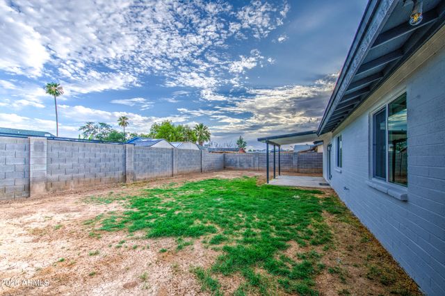 6427 W LAWRENCE Road, Glendale, AZ 85301