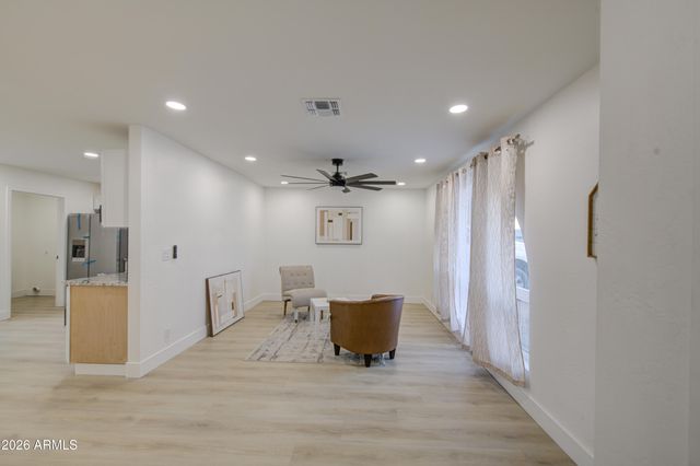 6427 W LAWRENCE Road, Glendale, AZ 85301