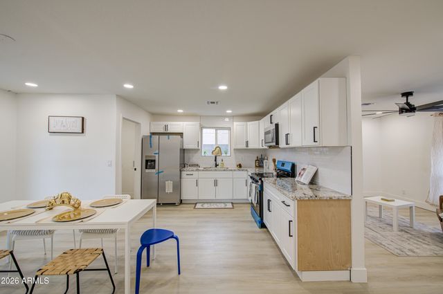 6427 W LAWRENCE Road, Glendale, AZ 85301
