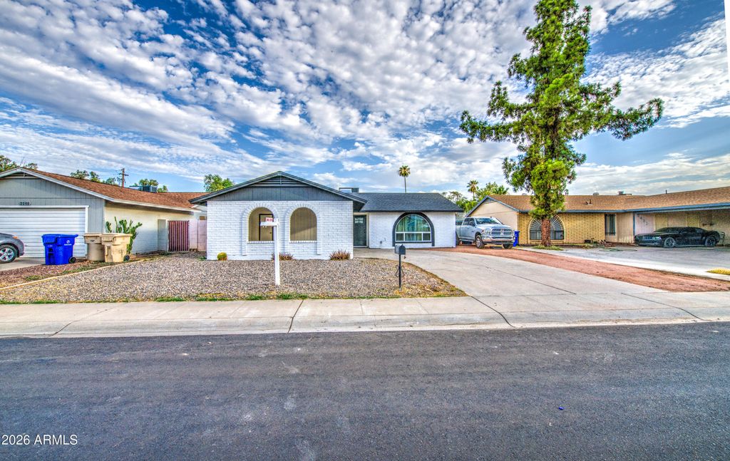 6427 W LAWRENCE Road, Glendale, AZ 85301
