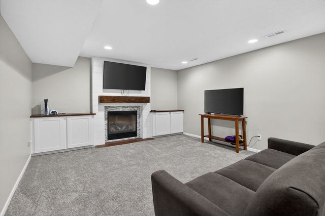 2611 Heather Glen Circle, Bettendorf, IA 52722