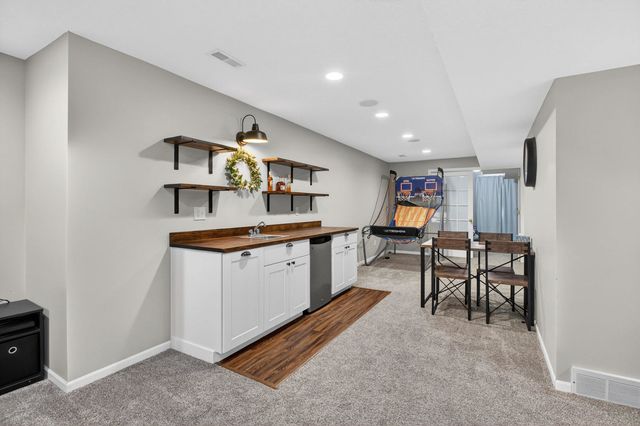 2611 Heather Glen Circle, Bettendorf, IA 52722