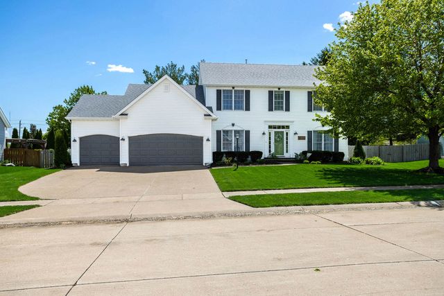 2611 Heather Glen Circle, Bettendorf, IA 52722