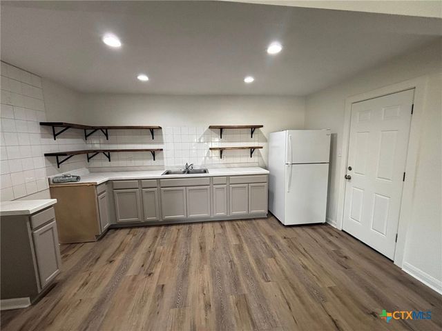 2111 E Red River Street, Victoria, TX 77901