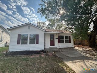2111 E Red River Street, Victoria, TX 77901