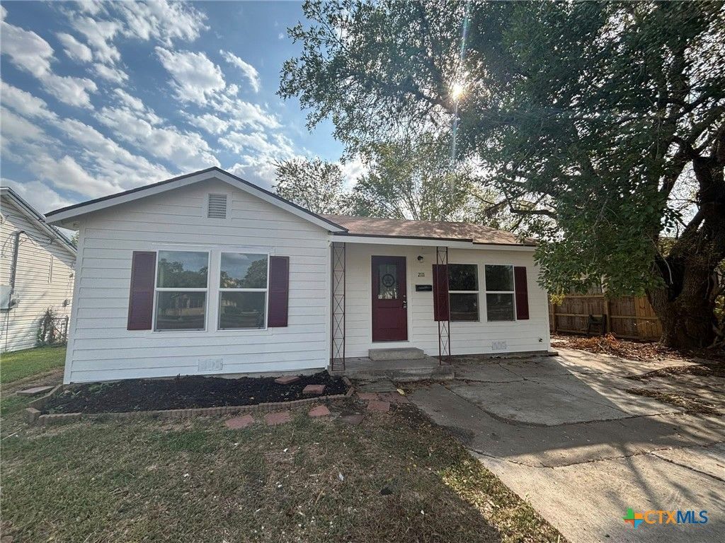 2111 E Red River Street, Victoria, TX 77901