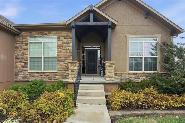 5920 S National Drive, Parkville, MO 64152