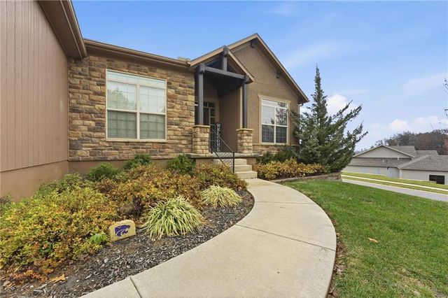 5920 S National Drive, Parkville, MO 64152