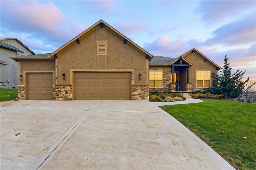 5920 S National Drive, Parkville, MO 64152