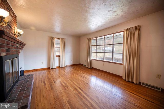 16 GLOUCESTER RD, Front Royal, VA 22630