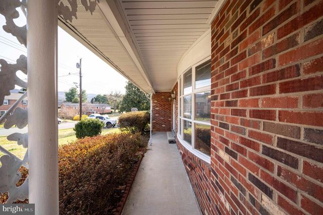 16 GLOUCESTER RD, Front Royal, VA 22630