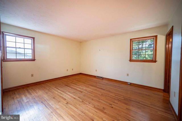 16 GLOUCESTER RD, Front Royal, VA 22630