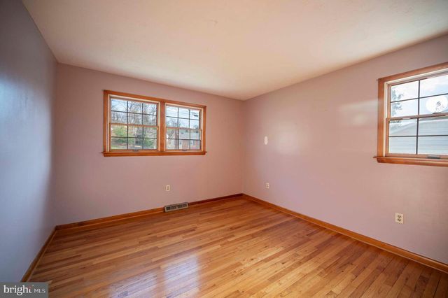 16 GLOUCESTER RD, Front Royal, VA 22630