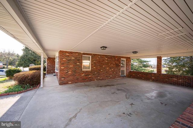 16 GLOUCESTER RD, Front Royal, VA 22630