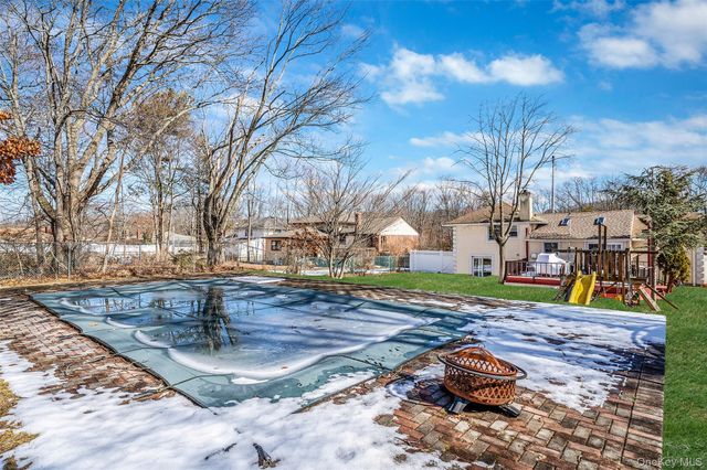 86 Overlook Drive, East Islip, NY 11730