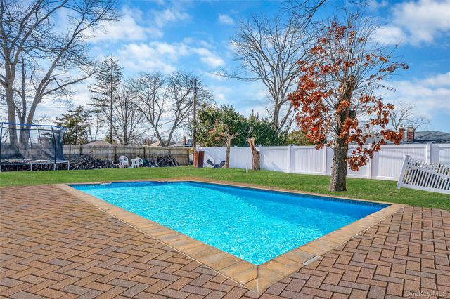 86 Overlook Drive, East Islip, NY 11730