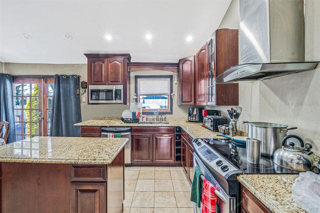 86 Overlook Drive, East Islip, NY 11730