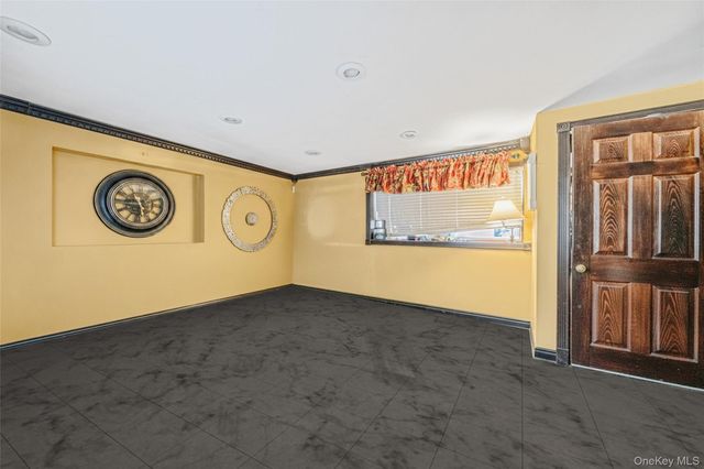 86 Overlook Drive, East Islip, NY 11730